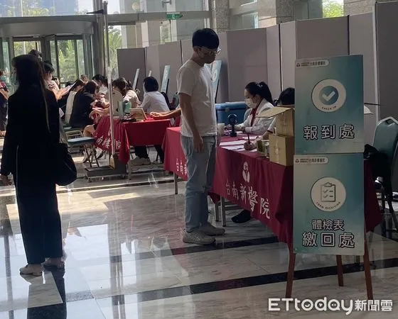 ▲台南地院委託新樓醫院擴大辦理司法人員健康檢查，由醫院實施到院服務，讓員工能便利完成健康檢查，院檢員工們熱烈響應積極參與健檢及篩檢活動。（圖／記者林東良翻攝，下同）