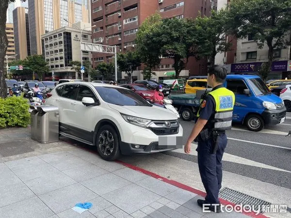 ▲▼台北市忠孝東路四段刑事局大門口，一男陳屍休旅車內。（圖／記者黃彥傑翻攝）