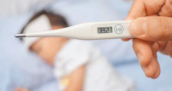 醫師提醒家長，若孩童出現持續昏睡或持續嘔吐，以及驚嚇反射動作，就有可能是腸病毒重症前兆。（圖／報系資料照）