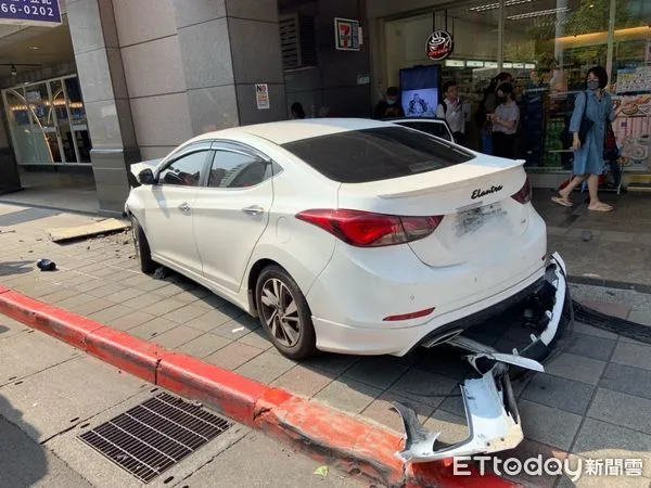 ▲▼北市信義區捷運市府站口，發生3台車碰撞意外，其中1台直接開上騎樓。（圖／記者邱中岳翻攝）