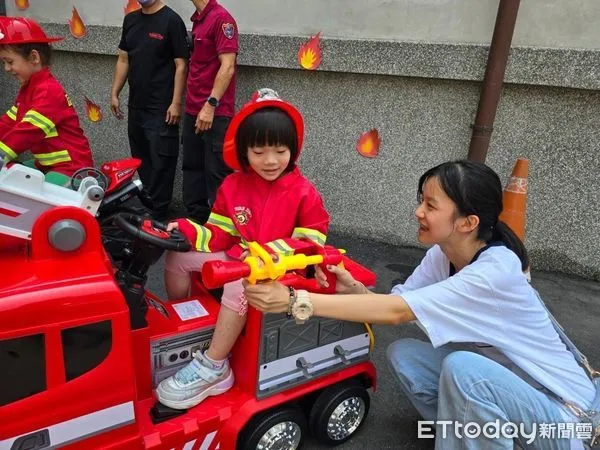 ▲台南市消防局第七大隊中正消防分隊、中正義消中隊、婦女宣導隊等共同合作策劃創新的沉浸式消防體驗營。（圖／記者林東良翻攝，下同）