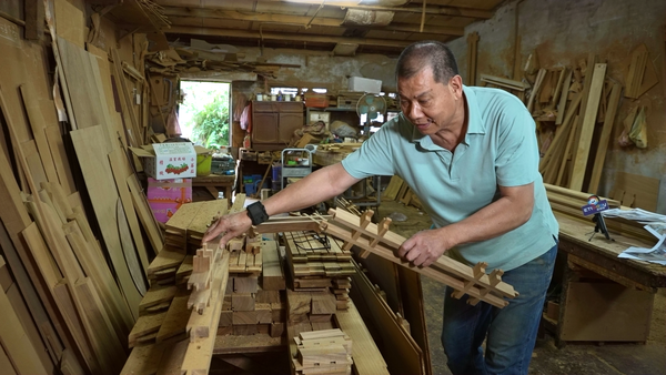 ▲▼大溪老城區,協大木器行,神明桌老師傅,大溪木藝。（圖／記者姜國輝攝）