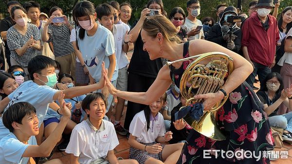 ▲國際知名樂團「柏林愛樂」的法國號手Sarah Willis莎拉．威利斯，攜手古巴傳奇樂團Buena Vista Social Club，於下午4時至台南孔廟與台南市美術館快閃演出。（圖／記者林東良翻攝，下同）