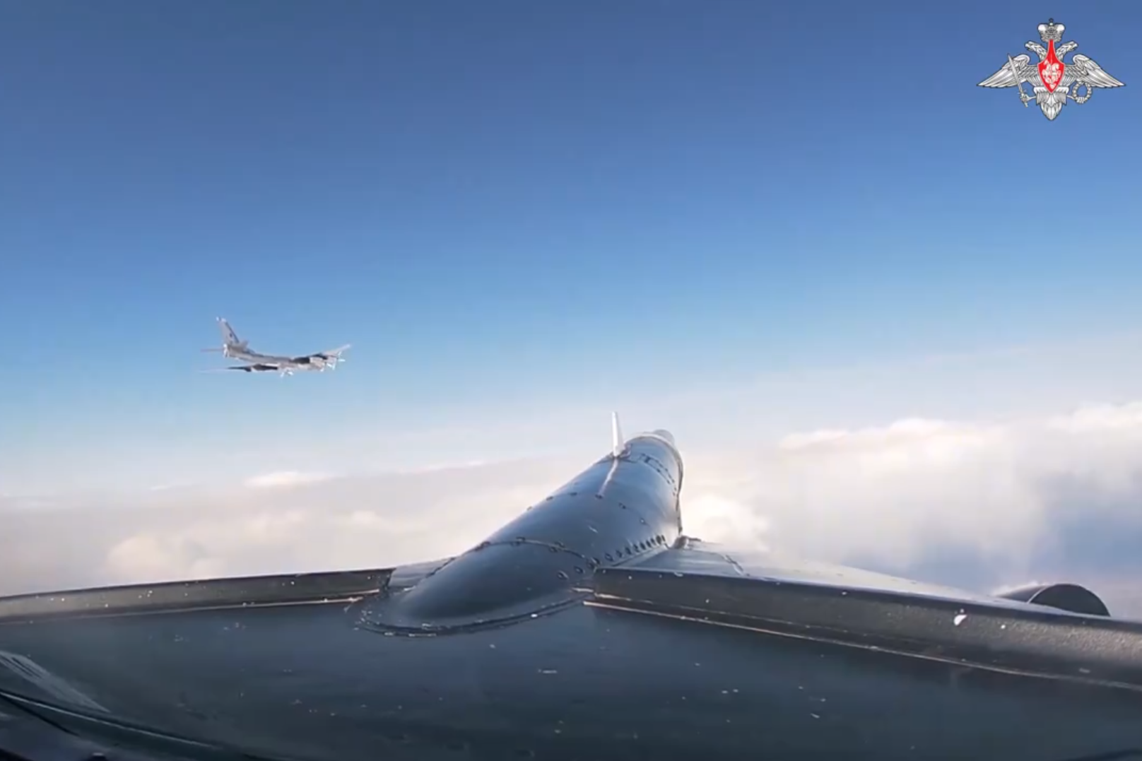 ▲▼俄羅斯2架戰略轟炸機Tu-95MS靠近阿拉斯加西海岸，美F-16戰機緊急升空攔截。（圖／翻攝自X）