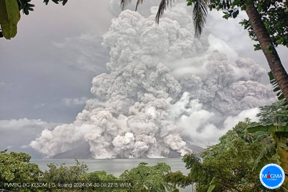 ▲▼ 印尼魯昂火山（Mount Ruang）4月30日再度噴發。（圖／翻攝自MAGMA Indonesia）