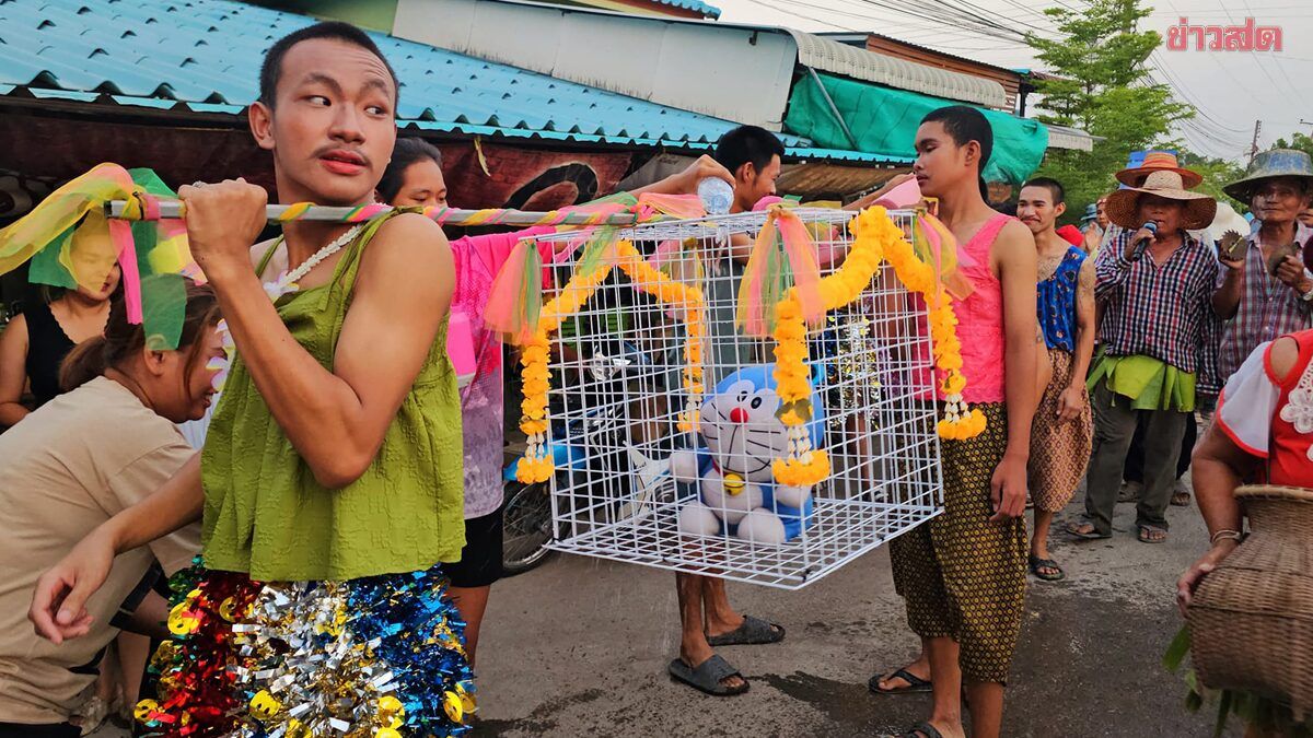 ▲▼泰國當地村民在祈雨祭時將哆啦A夢、白貓玩偶放進豬籠，取代真貓。（圖／翻攝自泰媒khaosod）