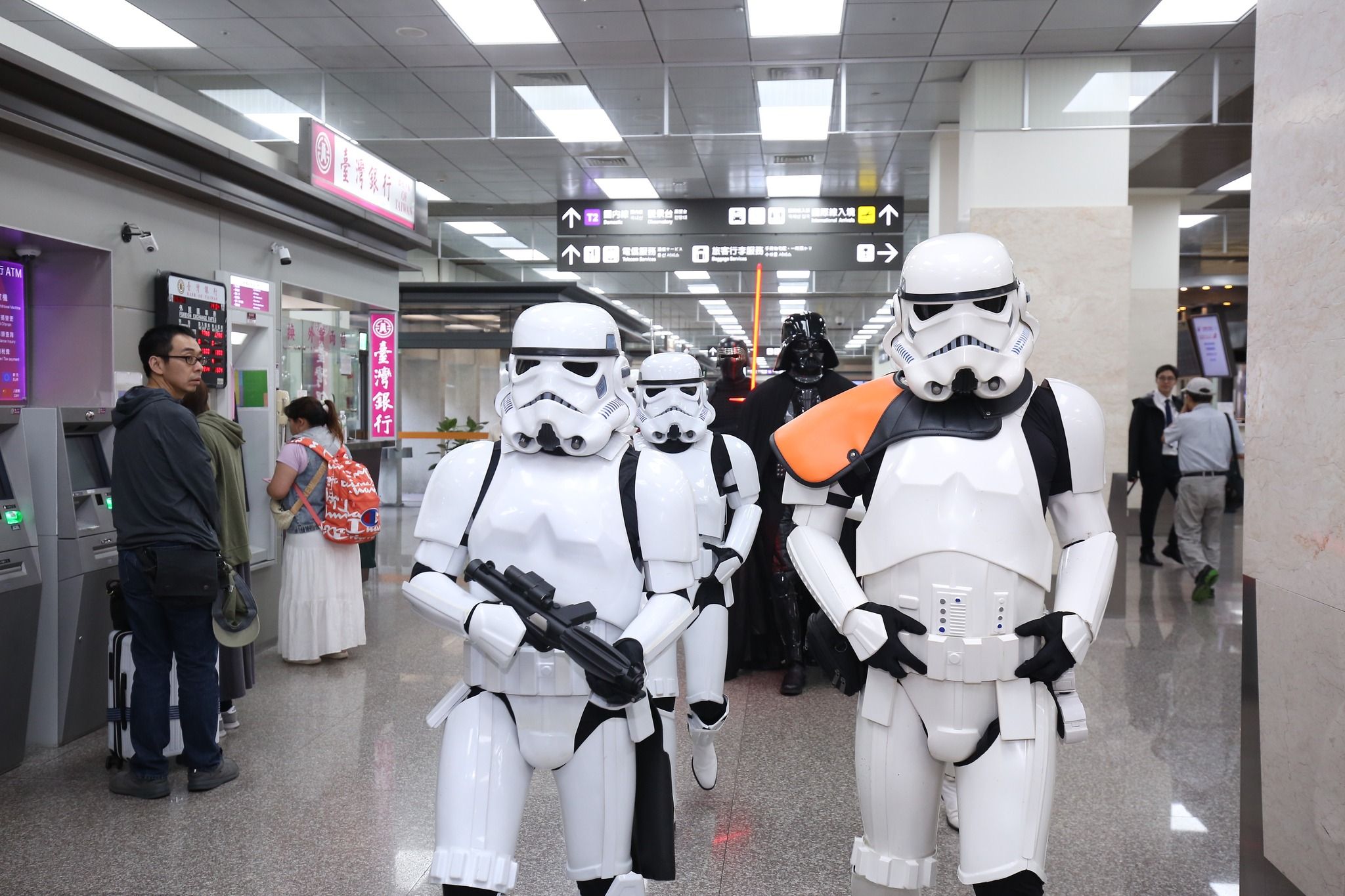 ▲台北松山機場出現大批知名星戰角色。（圖／翻攝自松山機場臉書）