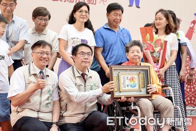 感恩母親無私奉獻　黃偉哲表揚58位台南模範母親