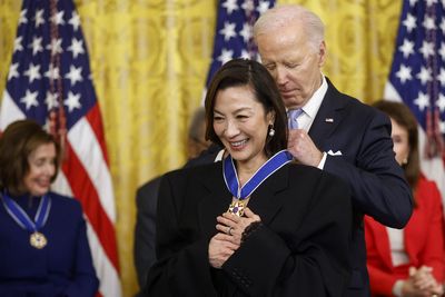 華裔女演員第一人！楊紫瓊獲美國「最高平民榮譽」勳章　拜登點名盛讚