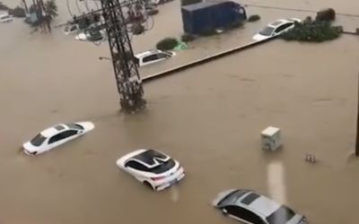廣東中山暴雨緊急停課！汽車被沖走、積水淹到腰部