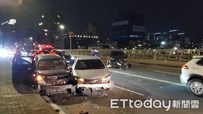 快訊／台北成美橋嚴重車禍！轎車衝對向「3車撞一團」　多人送醫