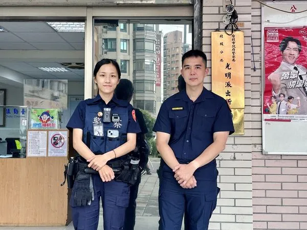 ▲▼北投分局光明派出所所長蔡宗銘（右）、警員邵鈺（左）。（圖／台北市政府）
