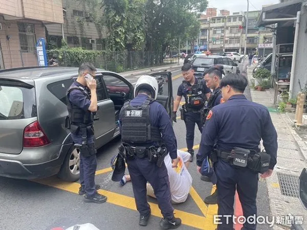 ▲醉男見未熄火小客車停路邊，竟偷開上路，警網合力圍捕。（圖／中壢警分局提供，下同）