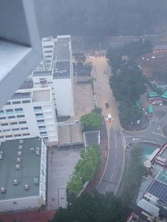 ▲▼香港發紅色暴雨警告！馬路變河流、汽車全泡湯。（圖／翻攝facebook「馬路的事」Bosco Chu圖片）