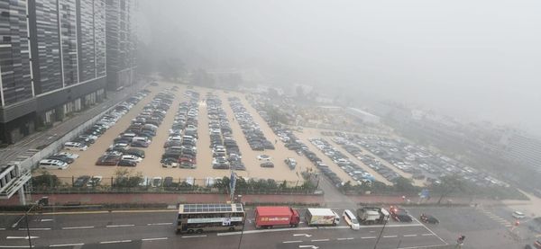 香港紅色暴雨警告！馬路變河流、汽車全泡湯