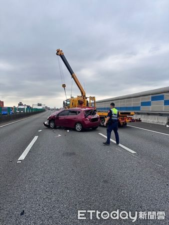 ▲▼             國2大湳路段車禍。（圖／記者沈繼昌翻攝）