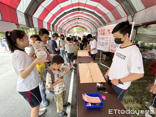 ▲▼「台北科學日」邁入10周年，今天在台師大燈場，圖為民眾體驗「下坡搖搖馬」科學秀。（圖／記者許敏溶攝）