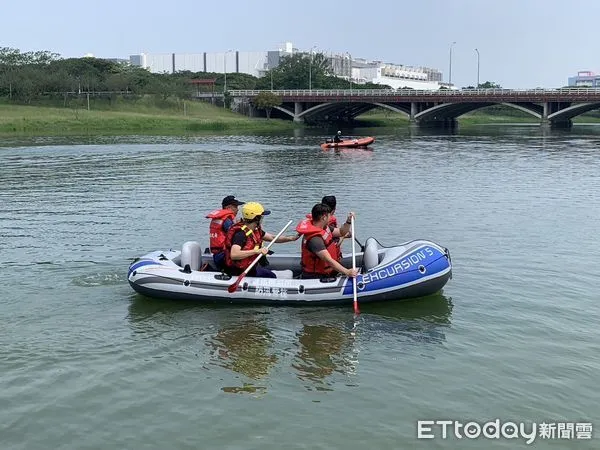 ▲台南市政府消防局第四大隊結合所轄安定、新化、善化、左鎮、大內等公所近約80餘人及船艇，舉辦「管（膠）筏操作教育訓練」。（圖／記者林東良翻攝，下同）
