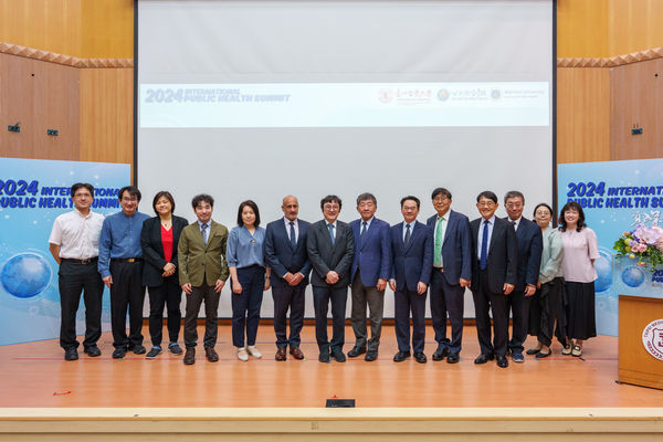 ▲▼臺北醫學大學2024公衛高峰論壇 吳麥斯校長(左7)與衛生福利部陳時中前部長(右7)等人與國內外學者合影。（圖／台北醫學大學提供）