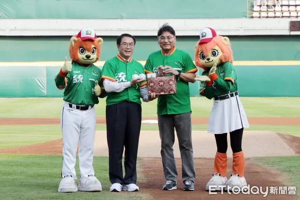 ▲2024統一獅復古季主題月首場週末賽事4日於台南市立棒球場登場，市長黃偉哲準備伴手禮及台南400授權商品鈦心杯贈予謝長亨，隨後由投手謝長亨投球，黃偉哲市長打擊揭開賽事。（圖／記者林東良翻攝，下同）