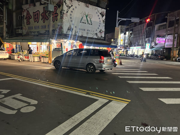 ▲警車才剛擦身而過，車上3人竟然從右側迅速下車，與正在車外的駕駛一起邊回頭看、拔腿就跑，完全不管還在發動中的車子還停在路中。（圖／記者蔡佩旻攝）