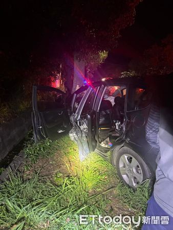 ▲▼      台東轎車自撞路樹，5人受傷送醫       。（圖／記者楊漢聲翻攝）