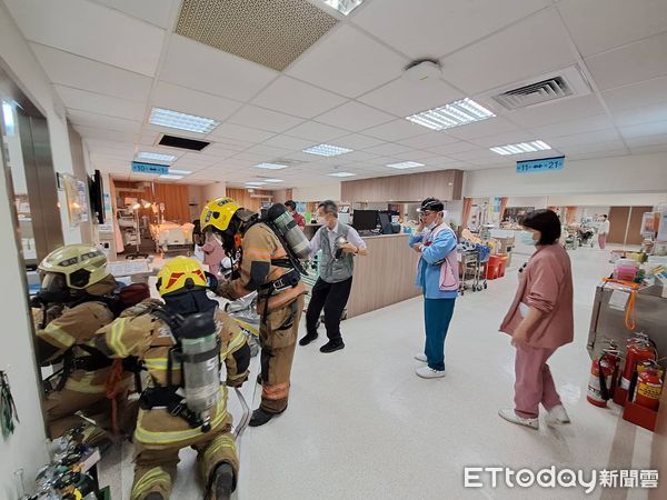 ▲為加強因地震導致醫院加護病房電器電線起火的防災應變能力，永康奇美醫院結合鹽行消防分隊及衛生局於5月3日舉辦夜間複合式災害實兵演練。（圖／記者林東良翻攝，下同）