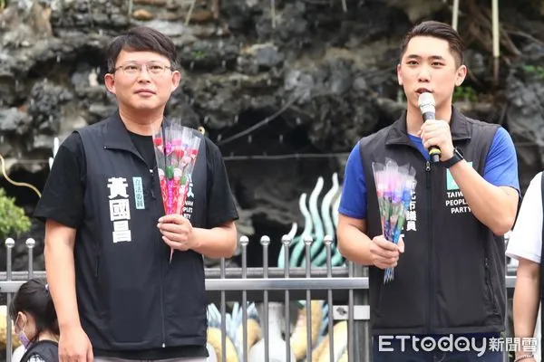 ▲▼ 黃國昌出席新北黨部歡慶母親節活動。（圖／記者黃國霖攝）