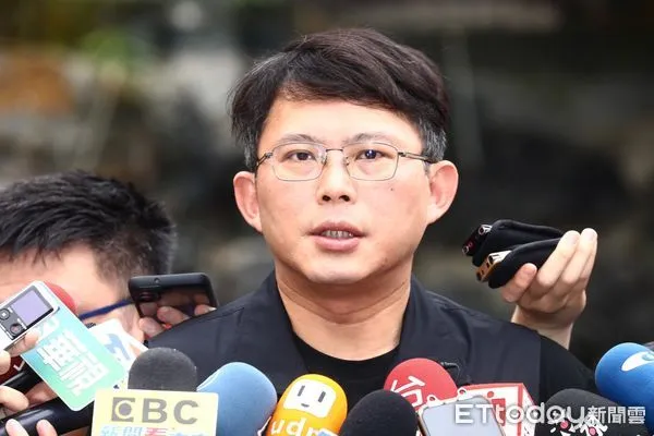 ▲▼ 黃國昌出席新北黨部歡慶母親節活動。（圖／記者黃國霖攝）