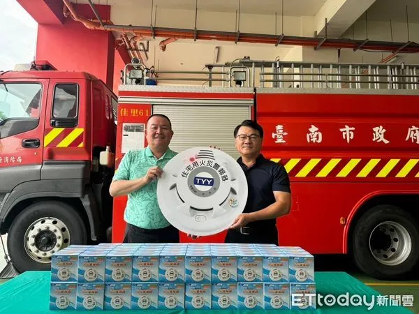 ▲台南市佳里義消分隊顧問團陳崇榮團長和佳里義消分隊盧正哲分隊長知曉後，特捐贈100顆住警器，希望藉由此次的捐贈活動，能為佳里區的居民提供更多的安全與保障。（圖／記者林東良翻攝，下同）