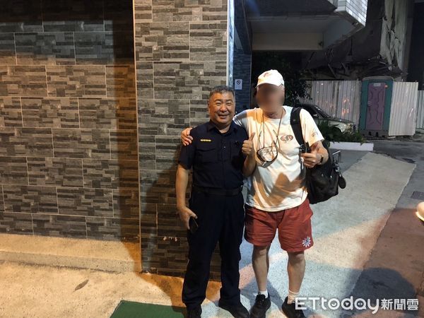 ▲▼一名澳洲退休大叔探索世界卡關，台中警協助找到旅館。（圖／台中警方提供，下同）