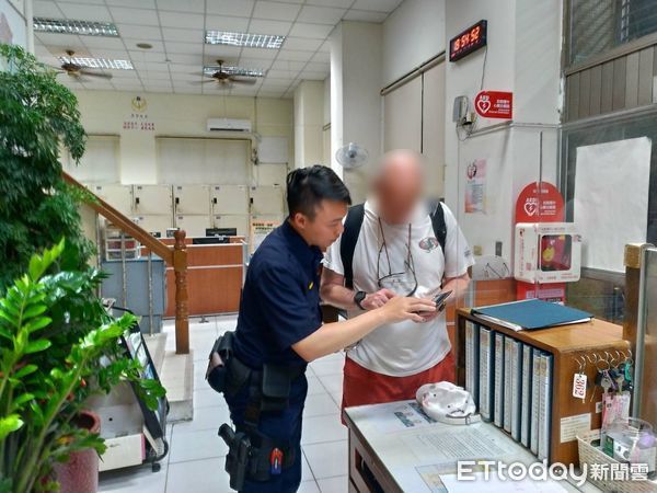 ▲▼一名澳洲退休大叔探索世界卡關，台中警協助找到旅館。（圖／台中警方提供，下同）