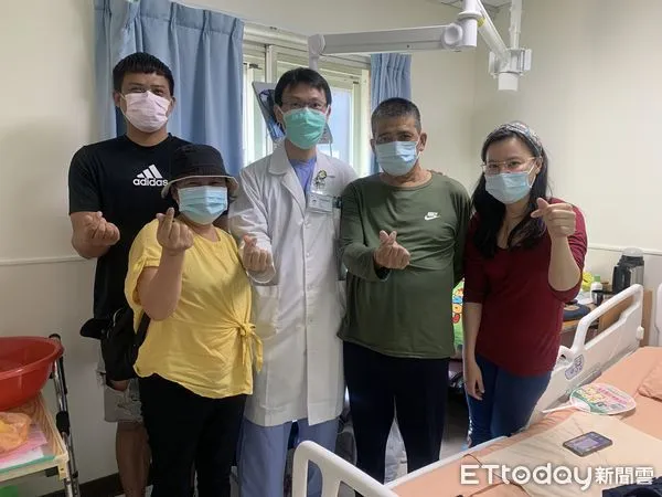 ▲譚先生感謝黃醫師的堅持，讓他兩度避開了生死交關的邊緣，真可謂是他的救命恩人！（圖／門諾醫院提供下同）