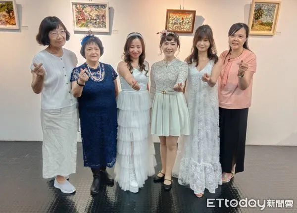 ▲楊瑞霞（右三）與展出作品的林小霜（右二）及四位老師。             。（圖／地方中心翻攝）