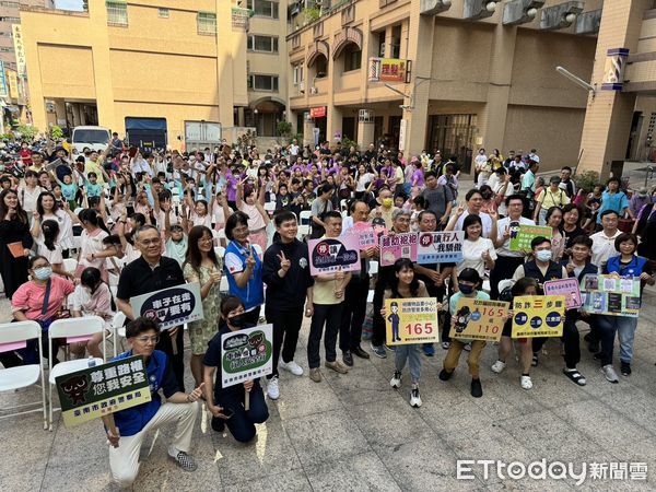 ▲台南市赤崁文化關懷協會主辦，蔡宗豪服務處、中華民國青年音樂研習協會協辦，5日在台南市大道新城舉辦鄧麗君紀念音樂會。（圖／記者林東良翻攝，下同）