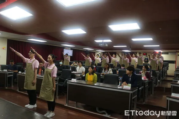 ▲▼   康寧長照授裙儀式隆重 家長肯定校方辦學 升學與就業全都罩  。（圖／康寧大學提供）