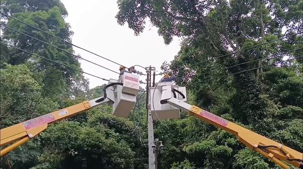 ▲台電表示電力設備故障非台灣獨有，2400名員工全力搶修復電。（圖／台電提供）