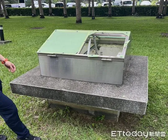 ▲▼1名6歲女童踩破公園採光罩，直墜地下一樓，身體挫傷送醫。（圖／民眾提供，下同）