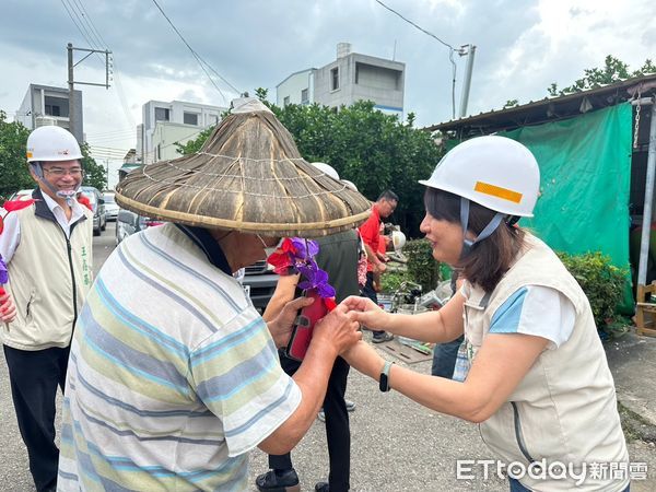 ▲台南市長夫人劉育菁，5日代表黃偉哲市長準備大西瓜到麻豆案場慰勞台南修繕志工，更準備火鶴花束送給志工，祝福大家母親節快樂。（圖／記者林東良翻攝，下同）