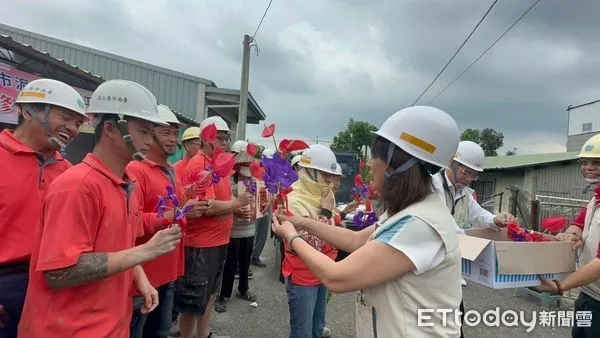 ▲台南市長夫人劉育菁，5日代表黃偉哲市長準備大西瓜到麻豆案場慰勞台南修繕志工，更準備火鶴花束送給志工，祝福大家母親節快樂。（圖／記者林東良翻攝，下同）
