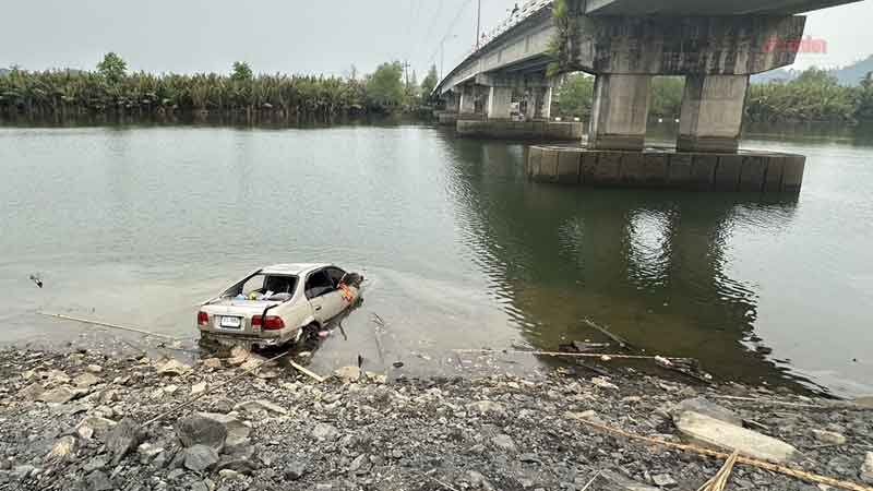 ▲▼28歲父「帶幼女輕生」全程直播！開車墜河30分鐘　2人命危。（圖／khaosod）