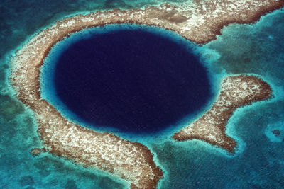 全球最深藍洞至少420m深！　科學家：探測器「觸不到底」