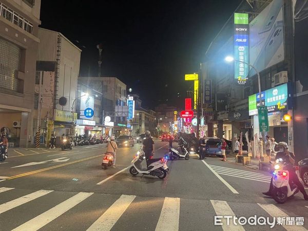 ▲▼高雄自撞車禍。（圖／記者吳奕靖翻攝）