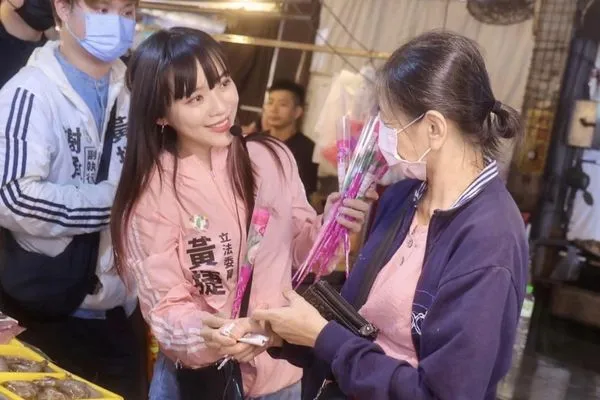 ▲▼黃捷送康乃馨隔天「被放進娃娃機」夾　千人傻眼：台主是鐵粉。（圖／翻攝黃捷粉絲團）