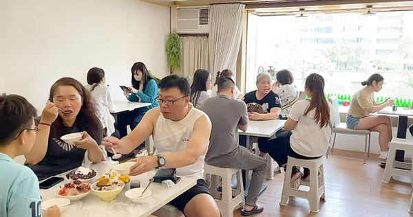 台灣的夏天氣溫動輒超過攝氏36度以上，民眾經常大啖冰品消暑，專家提醒吃冰時盡量別待在冷氣房，體弱者較容易生病。（圖／報系資料照）