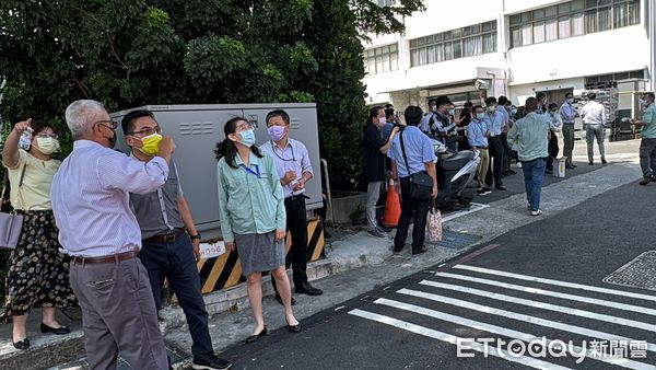 ▲▼高雄前鎮面板廠辦公室火警！現場狂竄濃煙　疏散大批員工。（圖／記者吳世龍攝）