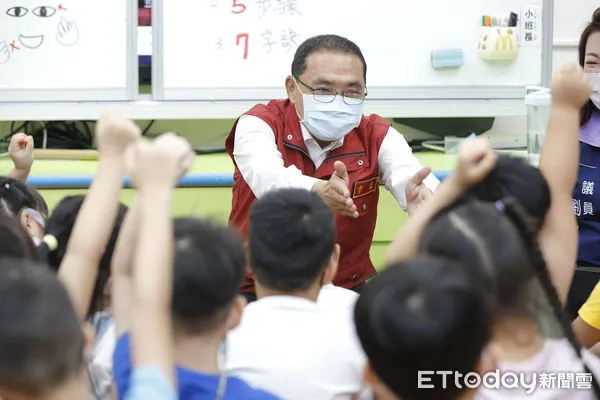 ▲▼新北市校園加強「校園衛教防疫，腸病毒與登革熱防治」，6日上午新北市市長侯友宜視察板橋江翠國小，親切的與幼兒園小朋友互動。（圖／記者湯興漢攝）