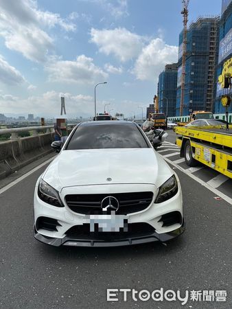 ▲▼小貨車駕駛受困變形車內被救出，因傷重不治身亡，肇事的白色賓士車，肇事的白色BMW，小貨車失控撞匝道水泥分隔島翻覆             。（圖／記者陳以昇翻攝）