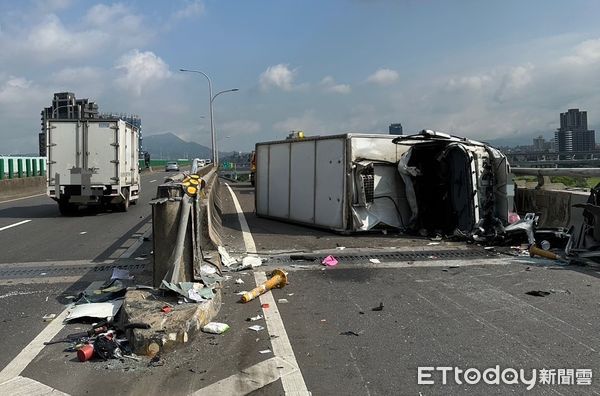 ▲▼小貨車駕駛受困變形車內被救出，因傷重不治身亡，肇事的白色賓士車，肇事的白色BMW，小貨車失控撞匝道水泥分隔島翻覆             。（圖／記者陳以昇翻攝）