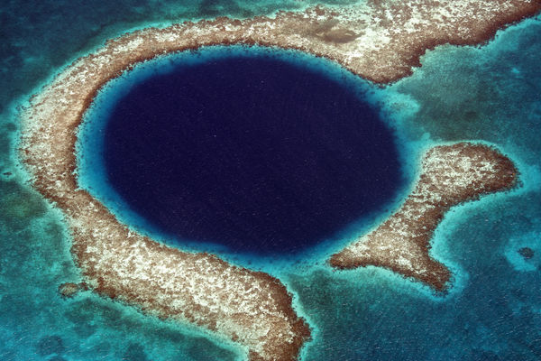 ▲▼位於貝里斯外海、直徑達304公尺的大藍洞（Great Blue Hole）。（圖／達志影像／美聯社）